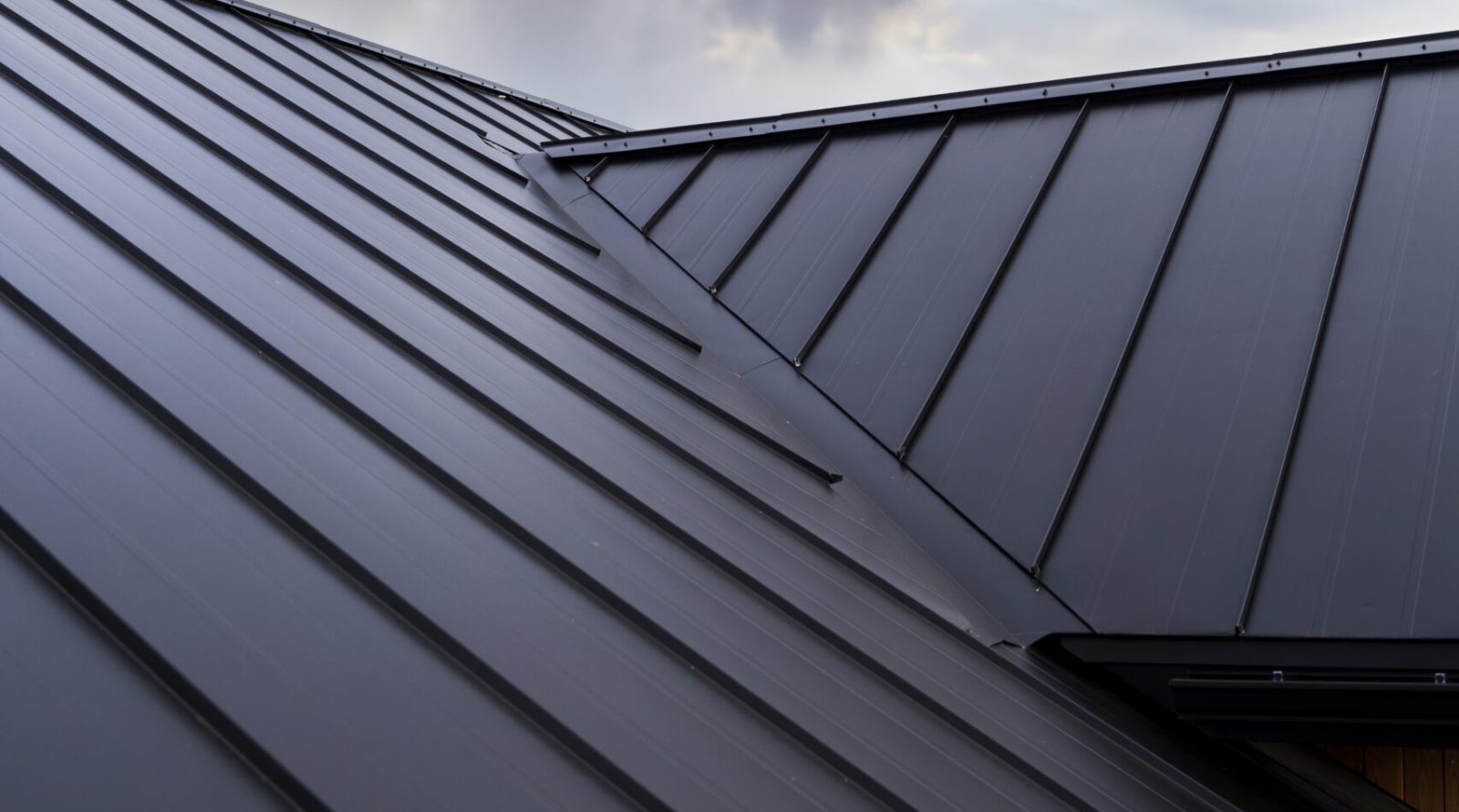 toit-et-nuages-de-maison-moderne-a-faible-angle